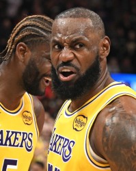 开云APP-夸梅：艾顿突然不会打球了 詹姆斯不给他球&amp;被人随便过让艾顿补防