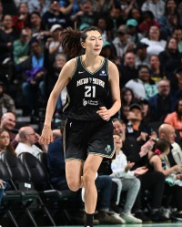 开云下载-得分全场最高！WNBA季前赛 韩旭10投6中&amp;罚球7中7砍20分2板1助2帽