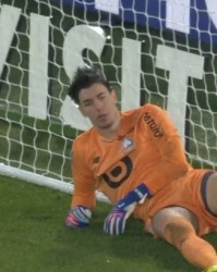 开云下载-直接懵了！里尔门将遭登贝莱神仙吊射，躺球门里思考人生目瞪口呆